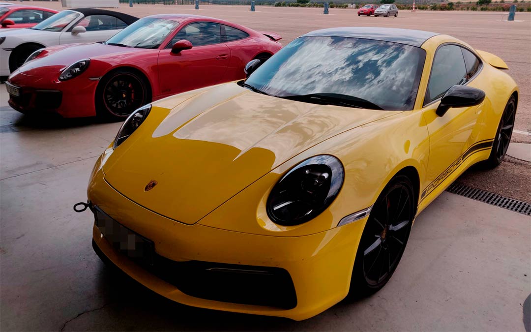 Algunos de los deportivos estacionados en el circuito de Motorland./ M.B.