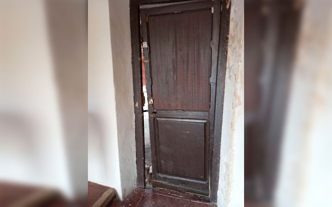 Imagen de la puerta que ha sido vandalizada./ L.C.