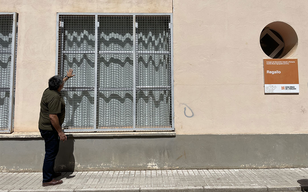 Las ventanas actuales se sustituirán por unas de aluminio con rotura de puente térmico, que aislan tanto en invierno como en verano. En la foto, Jesús Gan, concejal de Pedanías, en Puigmoreno./ María Celiméndiz