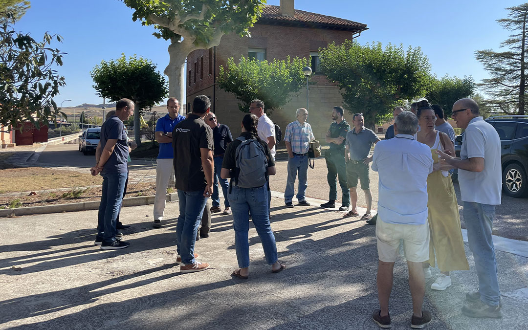 El ingeniero jefe del servicio 4º de explotación de la CHE, Rafael Arcos, y el director de Artemisan, Luis Fernando Villanueva, se reunieron el martes con Ayuntamientos, Comarca del Bajo Aragón, cazadores, APNs, SEPRONA y vecinos particulares en la sede de la CHE en la Estanca./ María Celiméndiz