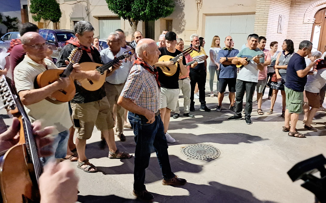 La gran ronda jotera de Vinaceite tuvo siete paradas, en las que congregó a más de 200 personas./ Antonio Moragriega