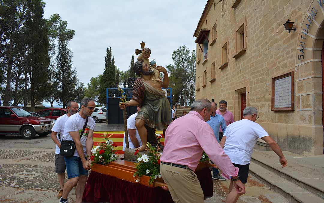 Integrantes de la asociación con apoyo de la corporación municipal transportando al santo para dar comienzo a la misa./I.M.