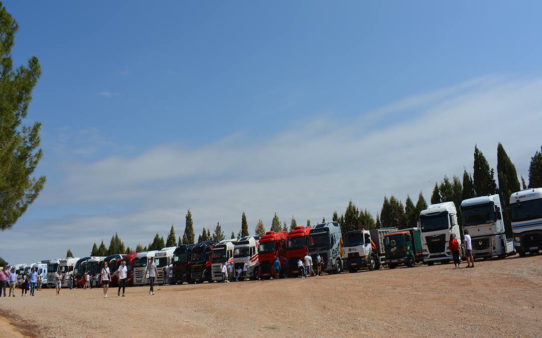 Fila de camiones en la celebración de San Cristóbal en Alcañiz./I.M.