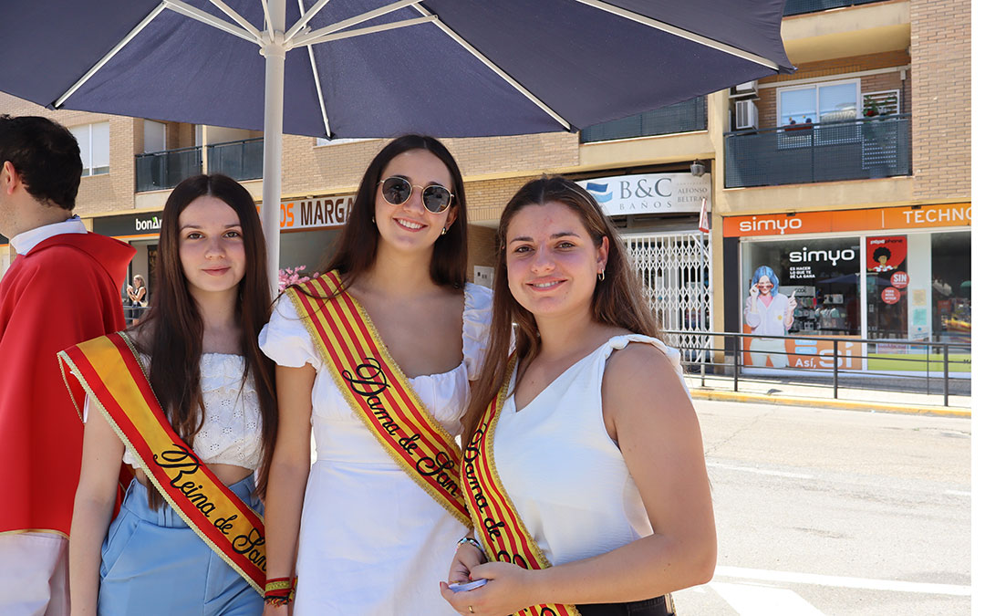 Carla Valen, Carmen Abadía y Lucia Balfagón han sido la reina y damas de San Cristóbal. / A.Z