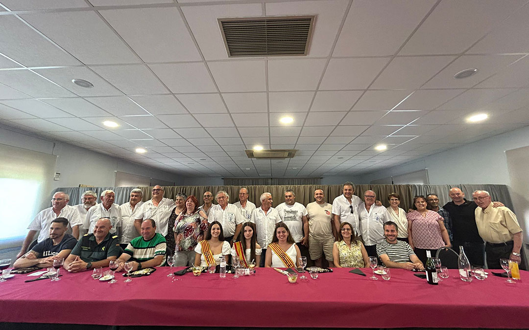Foto de familia de la comida de hermandad de este domingo. / María Abadía