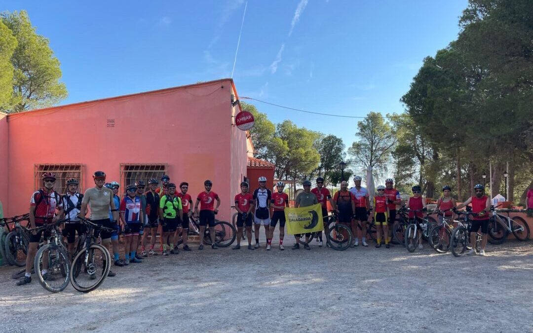 A la izquierda, el grupo que ha realizado el recorrido largo; a la derecha el de la ruta corta./ S.F.