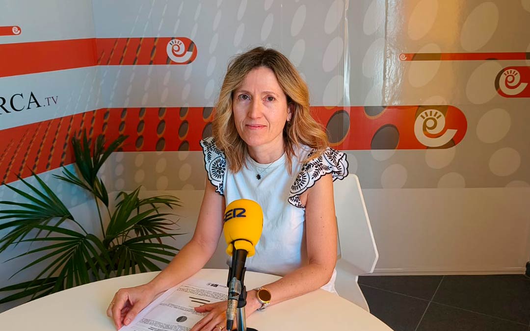 Teresa Gracia en los estudios de Radio La Comarca./ M.B.