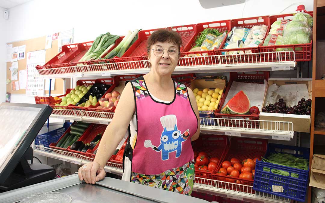 María Teresa Estopiñán es uno de los rostros detrás del mostrador de la tienda de Torrevelilla. / B. Severino