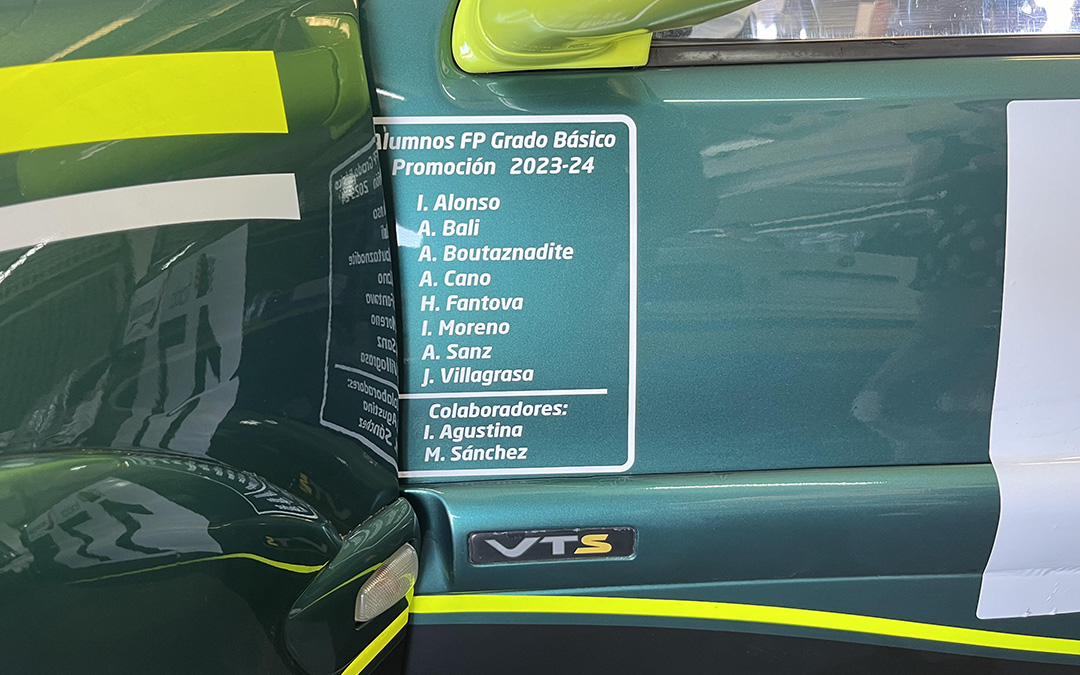 Lateral del vehículo serigrafiado con el nombre de los contribuyentes./ A.R.