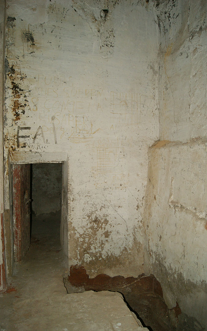 Foto de 2014 del espacio diáfano, acceso al cuarto del fondo y las escaleras a la angustiosa planta sótano. / B. Severino