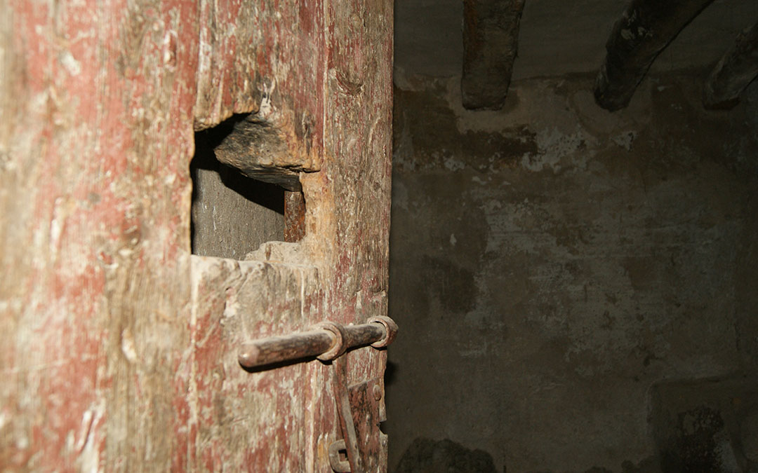 Detalle de la puerta con escotilla a la segunda sala. / B. Severino