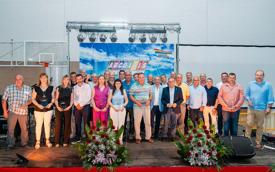 Foto de familia de la junta entrante y saliente así como los empleados reconocidos y autoridades políticas./ Catalin Voliades.