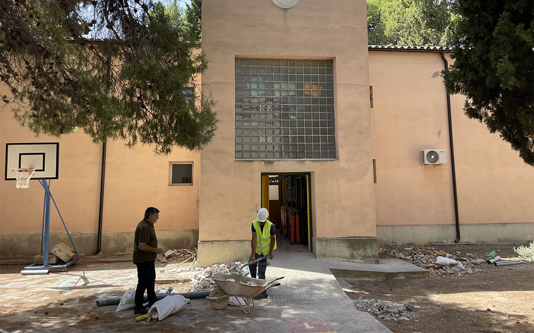 En el colegio de Valmuel ya se han eliminado unos pequeños escalones que conectaban el patio con el edificio y se han construido en vez rampas para que la entrada sea accesible./ María Celiméndiz