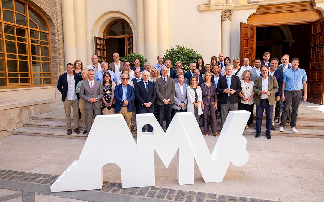 Alcaldes y concejales de los 38 municipios firmaron el protocolo de adhesión al programa 'Más Vivienda, Mejor Turismo' junto al presidente Azcón y el consejero López./ DGA