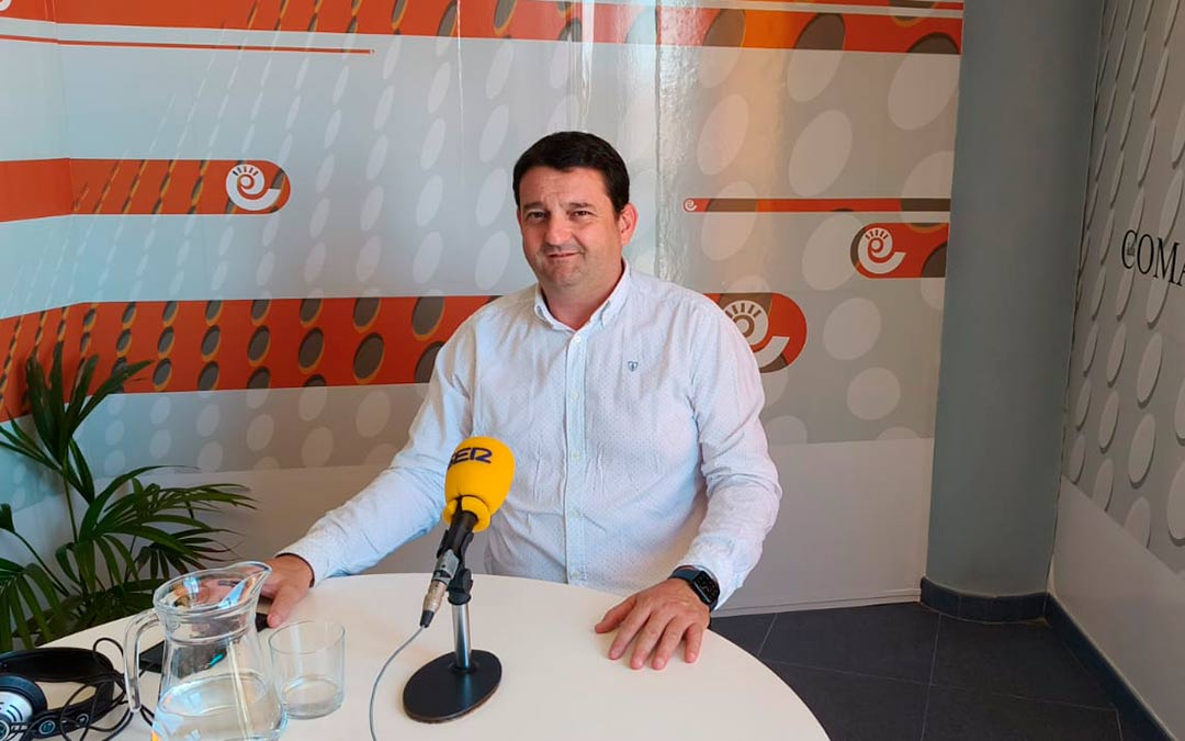 Miguel Ángel Estevan en los estudios de Radio La Comarca./ M.B.