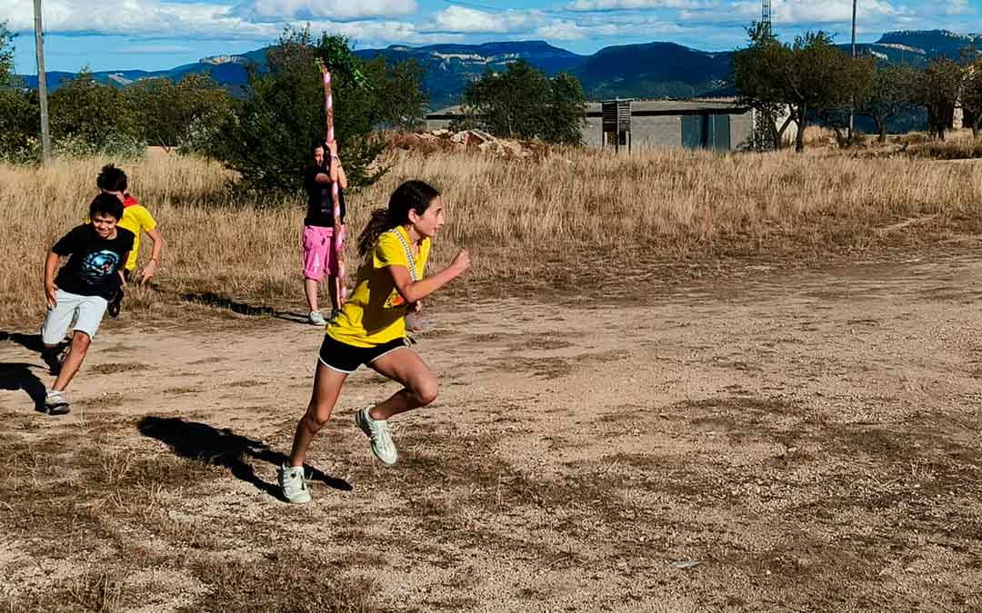 Niños y niñas lucharon por el premio hasta el final./ M.B.