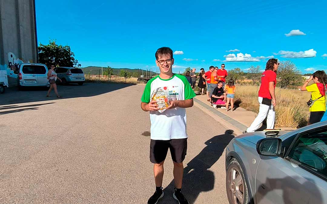 Uno de los ganadores de las carreras con su premio./ M.B.