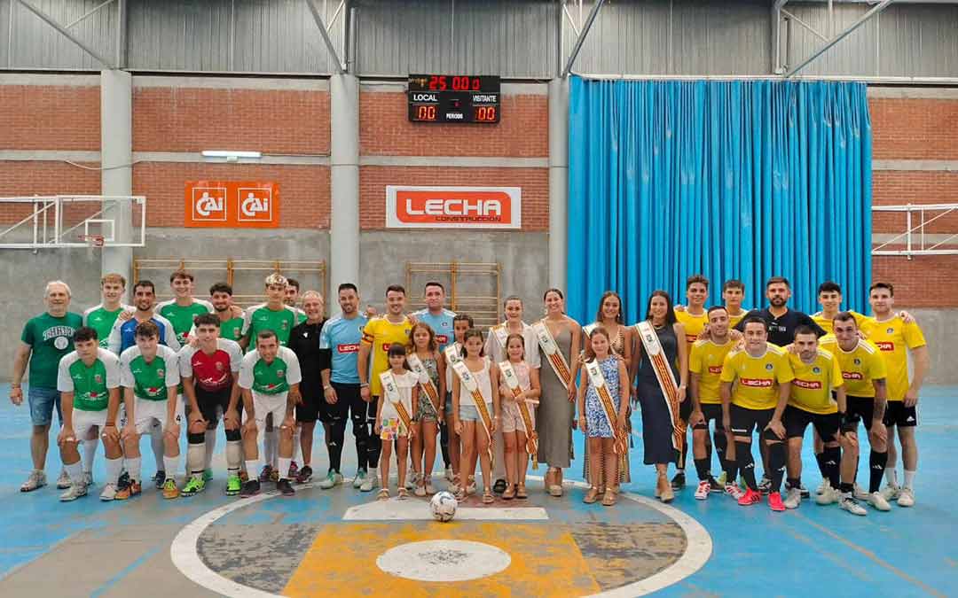 Los equipos de Mas de las Matas y Fabara junto con las Majas antes del partido./ Facebook de Fabara F.S.