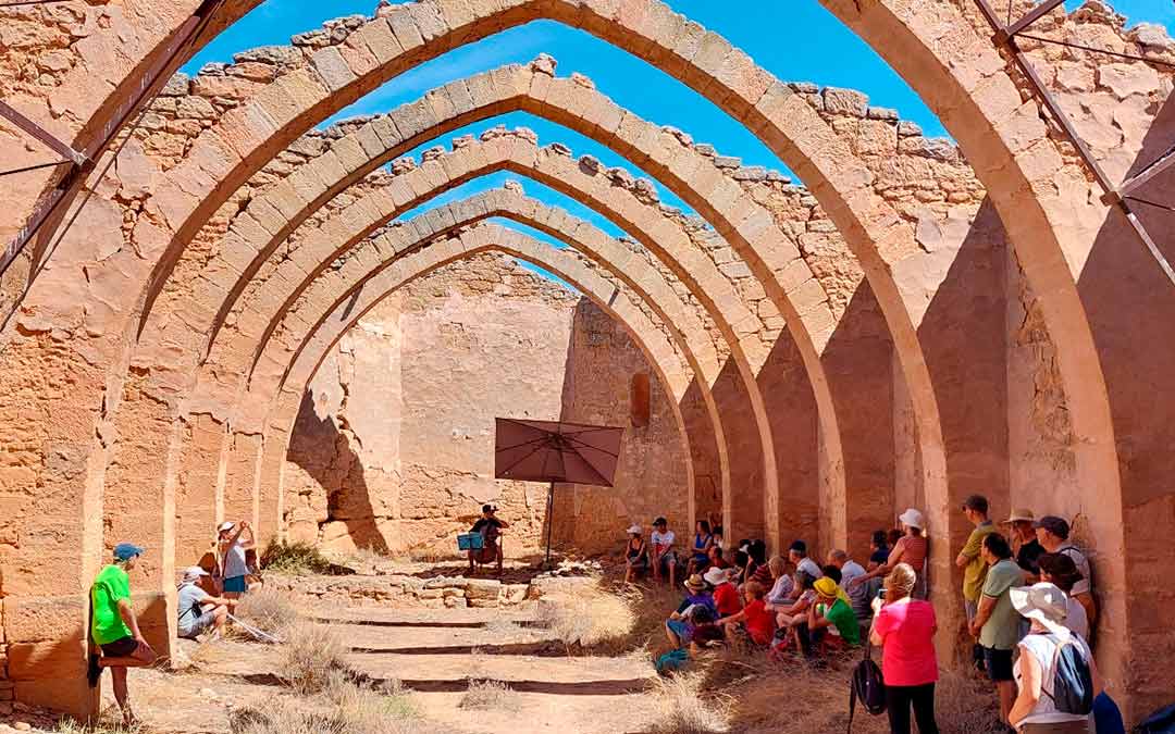 Miniconcierto de la cantautora Isabel López Peralta en la ermita de San Miguel de Alcañiz el pasado 23 de agosto./ L.M.
