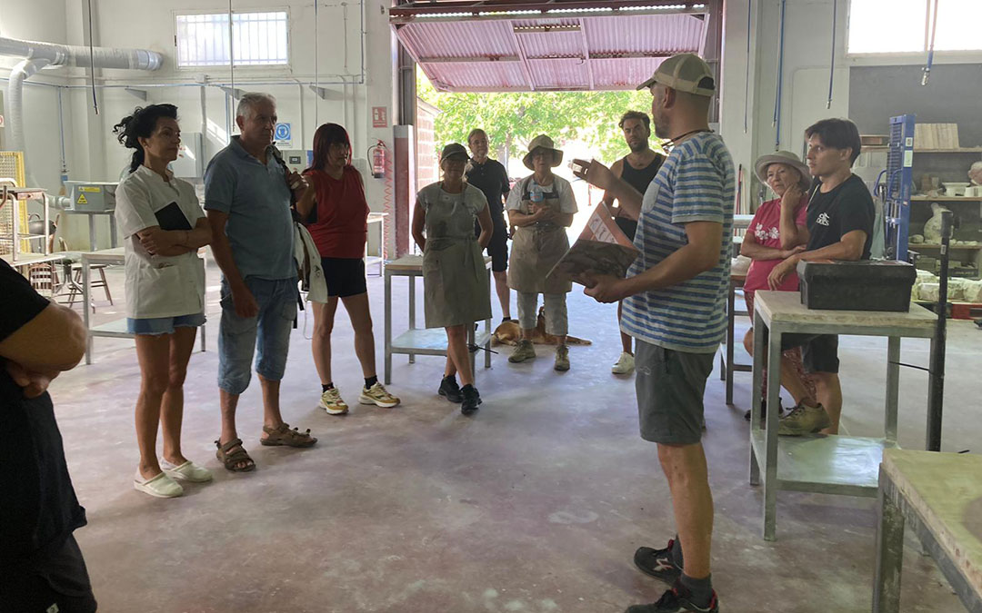 El coordinador del CIDA, Santiago Martínez, dando la bienvenida a los participantes del curso en bajorrelieve Schiacciato. / CIDA