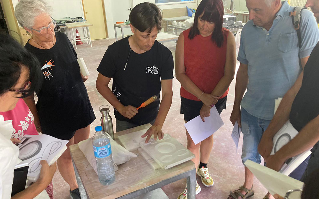 Indicaciones de Adrián Arnau a los participantes del curso en bajorrelieve Schiacciato. / CIDA