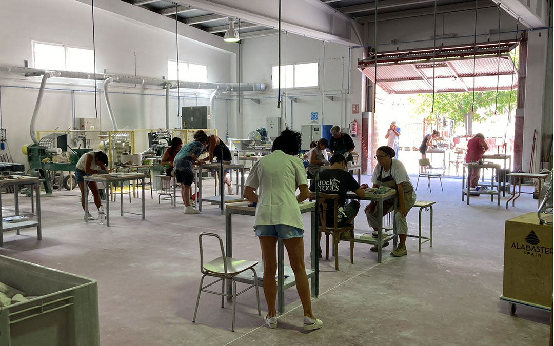 Los 13 participantes del curso en bajorrelieve Schiacciato, en acción. / CIDA