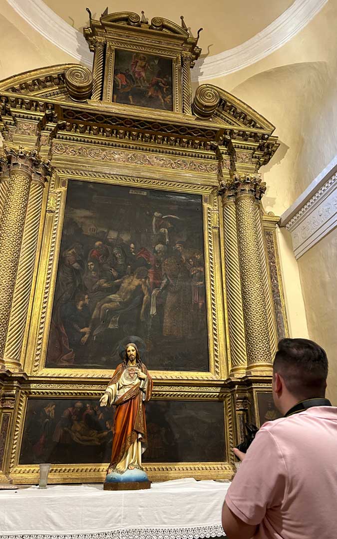 Fotografiando un retablo antes de iniciar su detenido estudio. / V. C.