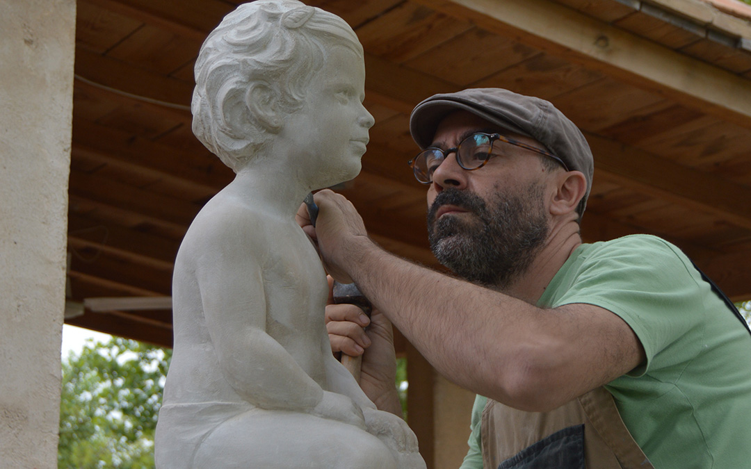 Daniel Elena trabajando en su última obra, el encargo de un particular. / Archivo personal