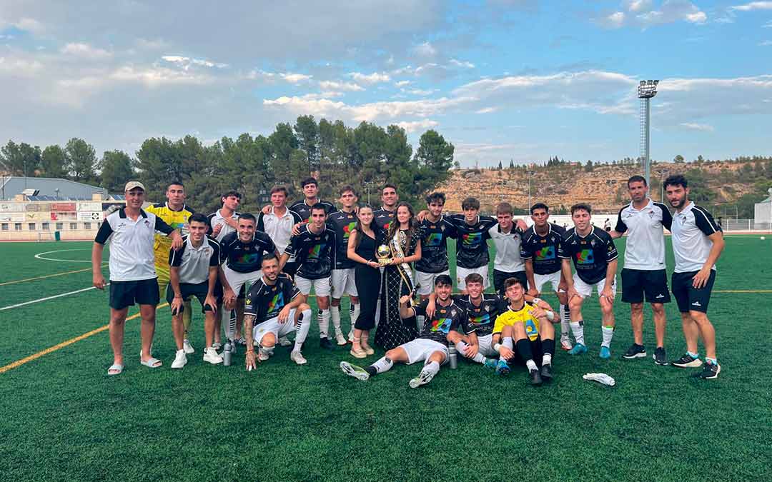 Los jugadores del Alcañiz C.F. junto a las reinas y el trofeo./ Alcañiz C.F.