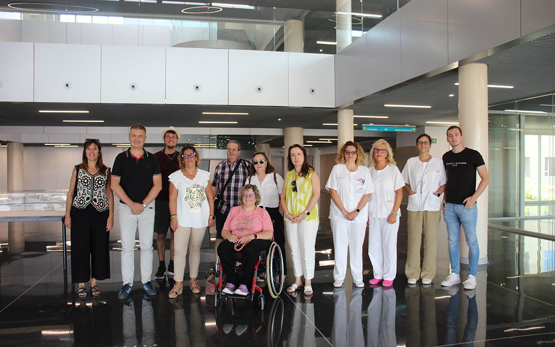 Representantes de CERMI, DGA, ONCE, ASZA, COCEMFE, Plena Inclusión y FAAPAS, además de Enfermería, en la visita al nuevo Hospital de Alcañiz. / B. Severino