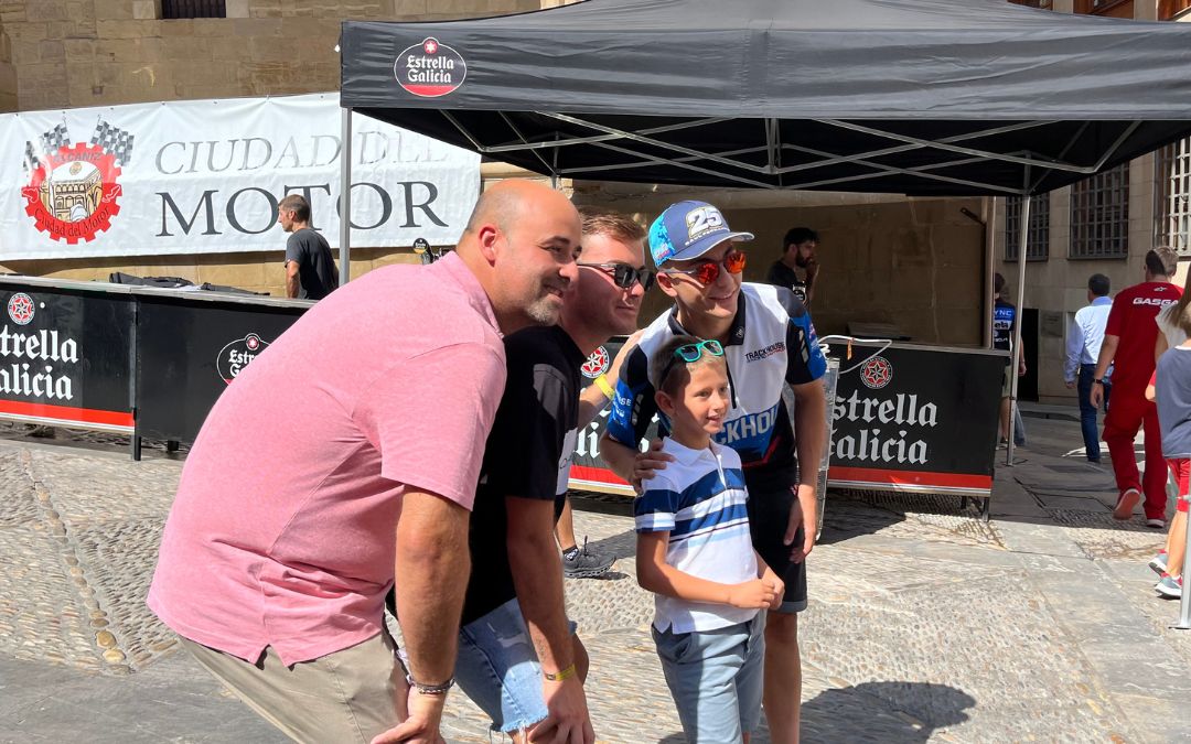 Aficionados y pilotos este jueves en la plaza de España./ C.O.