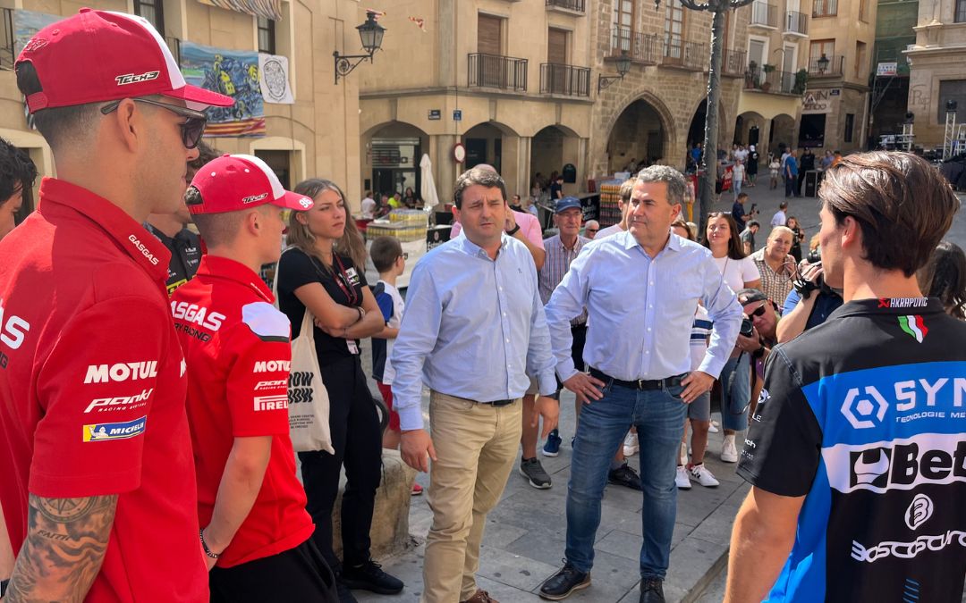 El alcalde de Alcañiz, Miguel Ángel Estevan, y el resto de concejales, recibieron a los corredores./ C.O.