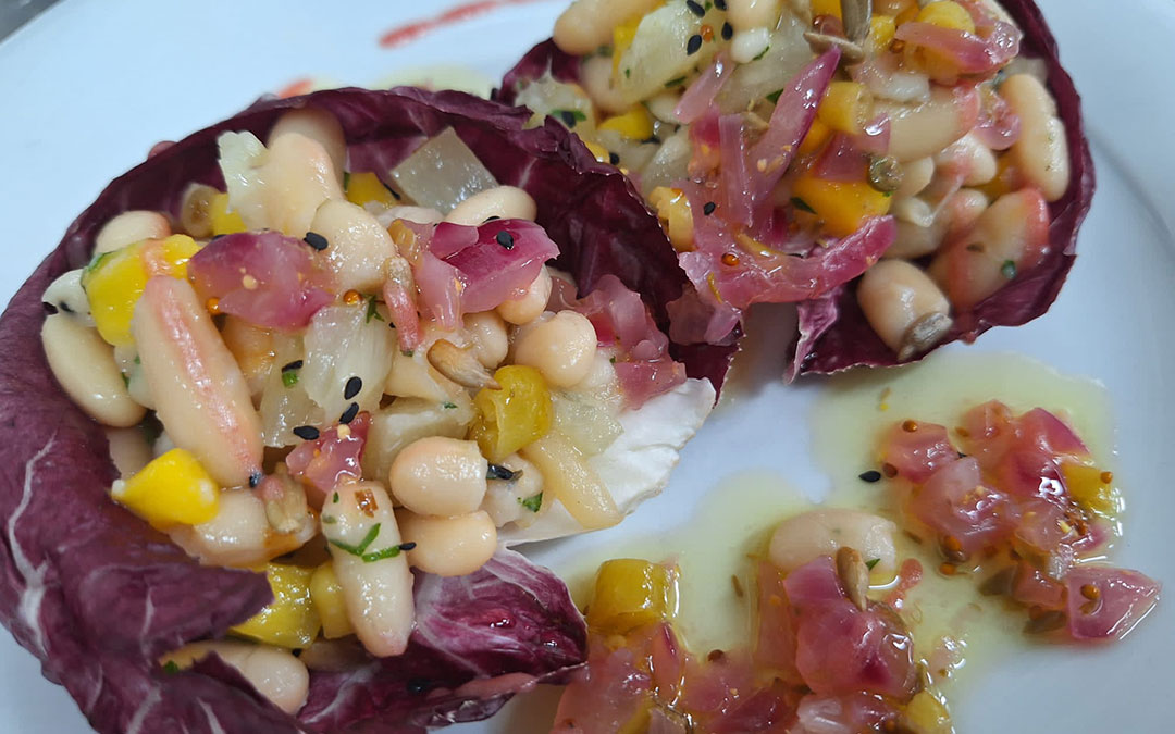 Ensalada de alubias, mango piña y vinagreta de encurtidos./ Manuel Barrau