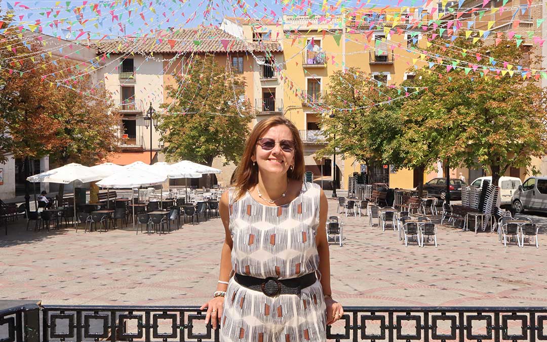 Ana Jarque en la plaza de España donde este lunes se teñirá de color con el disparo del chupinazo. / A.Z