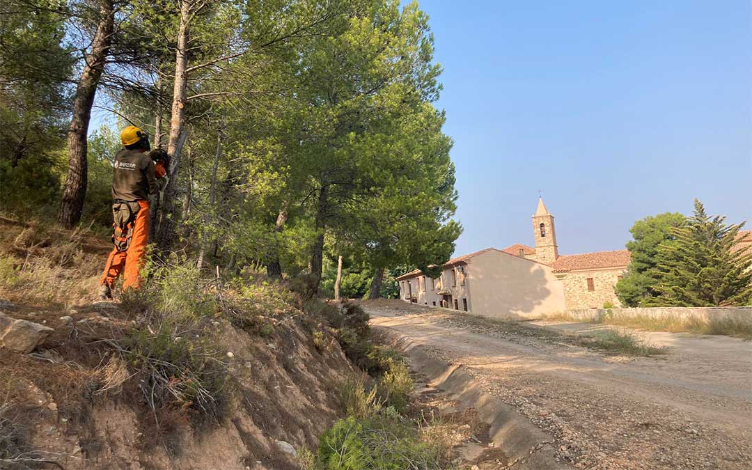 La unidad terrestre de Ejulve del operativo INFOAR está llevando a cabo tareas preventivas en los alrededores del Monasterio del Olivar en Estercuel./ APNs Área Medioambiental 25 de Andorra