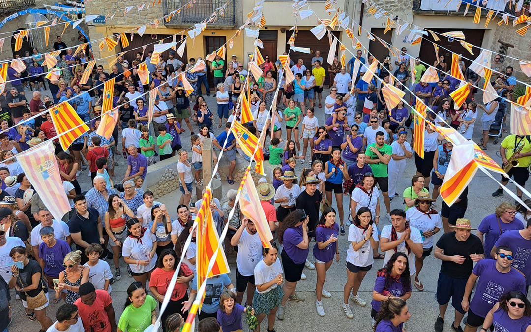 La plaza de Arens de Lledó recibió a cientos de personas./ X.C.