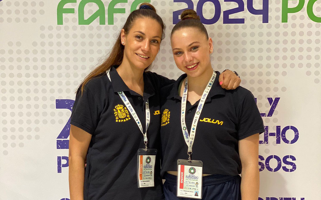 La patinadora Ariadna Sanz (a la derecha) junto a su entrenadora Ester Velilla (a la izquierda) en el Campeonato de Europa de Patinaje Artístico 2024./ L.C.