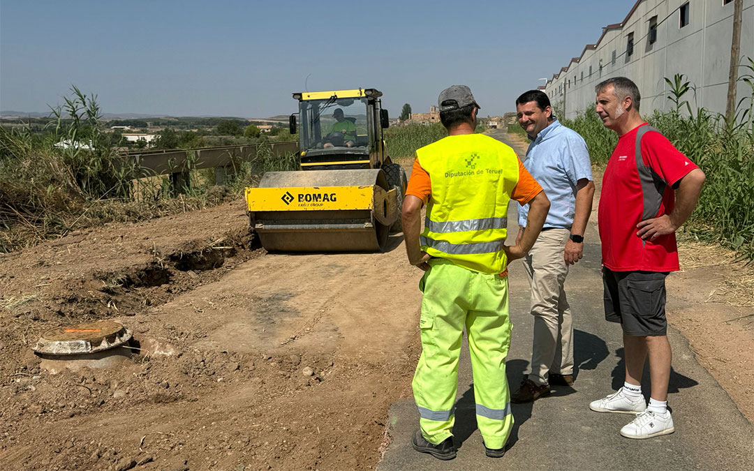 El alcalde de Alcañiz, Miguel Ángel Estevan, junto al concejal de Medio Ambiente y Medio Rural, Ramiro Domínguez, visitaron este miércoles el inicio de la obra./ Ayuntamiento de Alcañiz