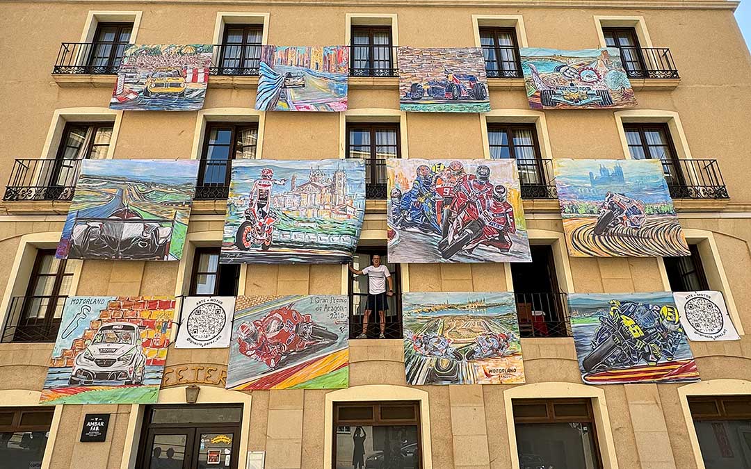 Ignacio Pérez ha colgado 12 lonas con sus cuadros en la fachada del hotel Guadalope en la plaza España de Alcañiz / I. P.