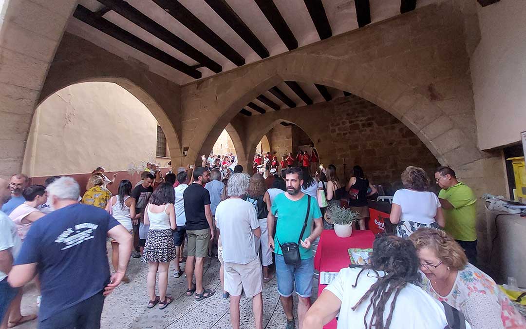 Centenares de personas han asistido a la feria y han colaborado con la asociación de Mujeres 'La Pesquera'./ J.L.
