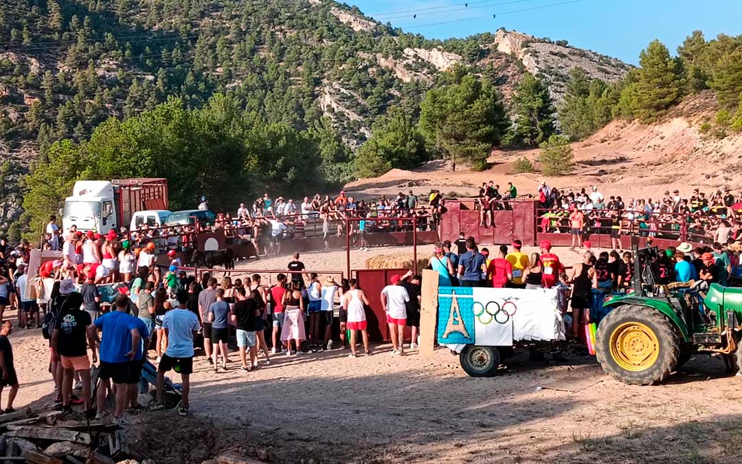 Ambiente taurino en las fiestas de Beceite. / J.L.
