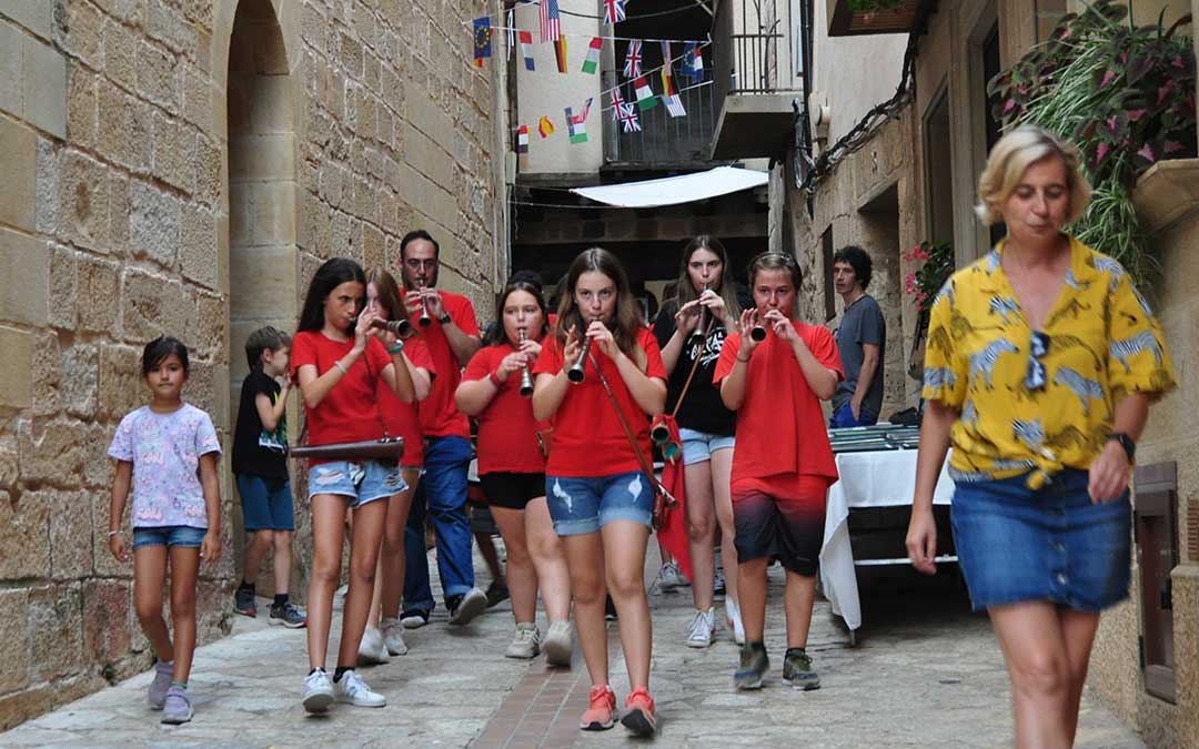Actuación de los grallers de Horta, al frente Ely Díez, presidenta de la Asociación de Mujeres 'La Pesquera'./ J.L.