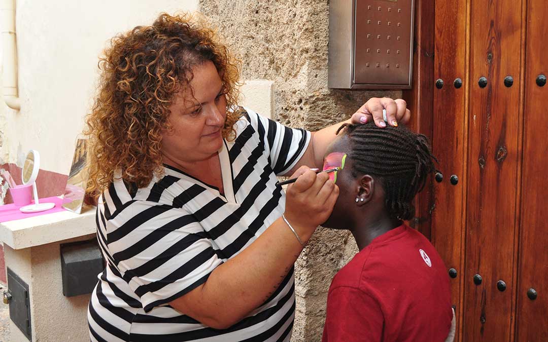 La beceitana Irene Bosque ha protagonizado un taller de pintacaras./ J.L.
