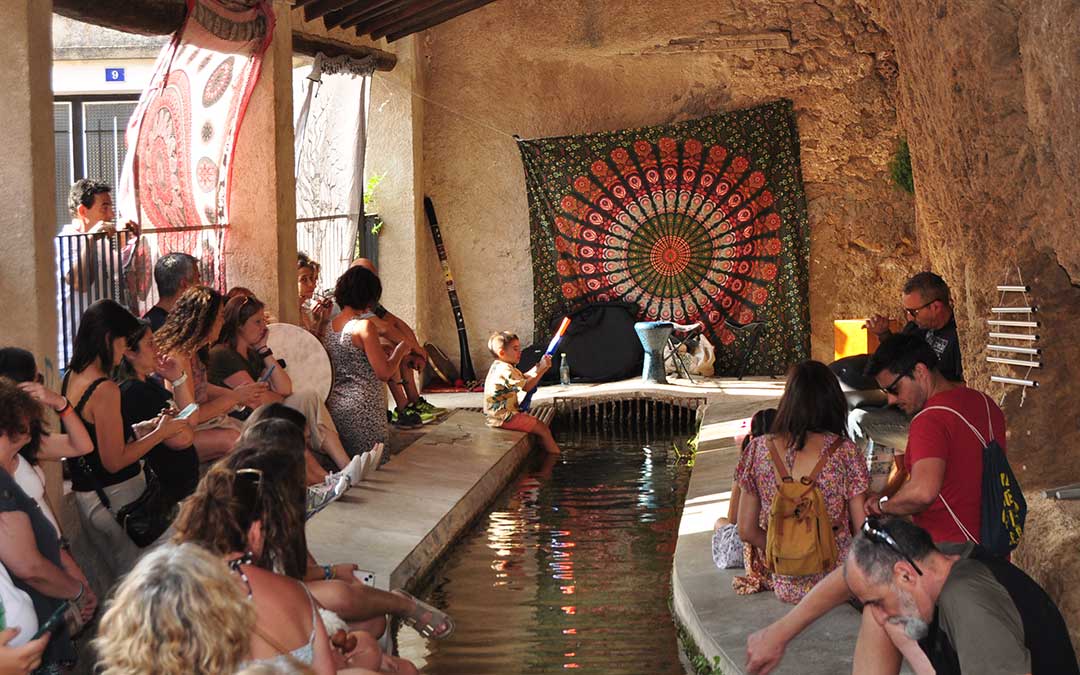 Los históricos lavaderos de Beceite han acogido una actuación musical./ J.L.