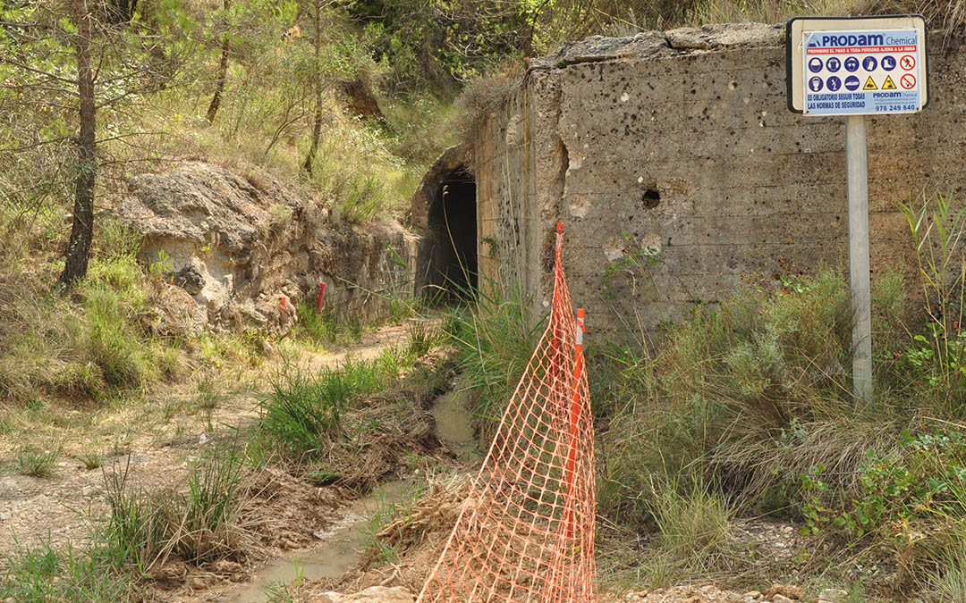 Imagen de las obras en un punto intermedio del túnel que tiene salida al exterior en la finca Vall del Prat de Beceite. / J.L.