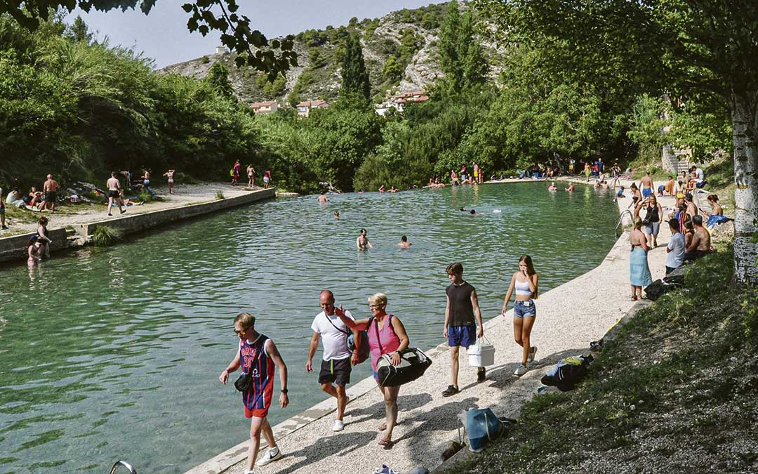 Turistas y vecinos en la piscina natural de Beceite./ Javier de Luna