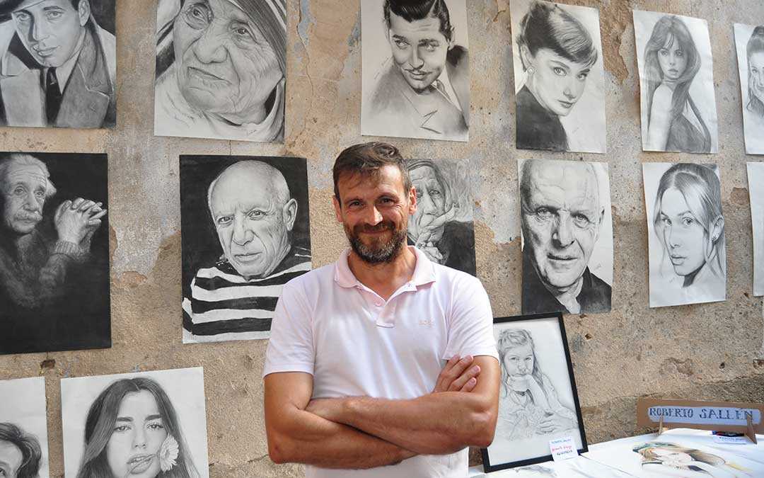 El dibujante Roberto Sallent de Beceite y Arnes, ha sido otro de los protagonistas con sus obras./ J.L.