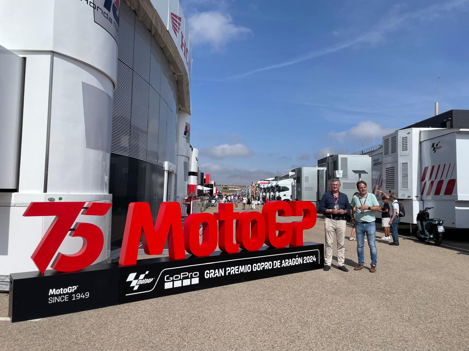 El presidente de Motorland y consejero de Turismo, Manuel Blasco, junto al consejero de Hacienda en el circuito./ M. Celiméndiz