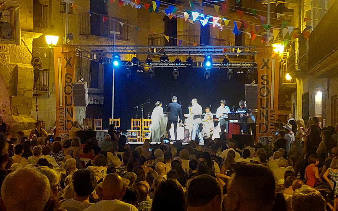 La plaza de España se quedó pequeña ante la afluencia de personas./ J.L.