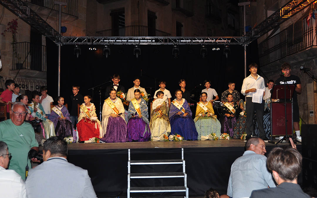 La presentación corrió a cargo de los jóvenes del pueblo./ J.L.